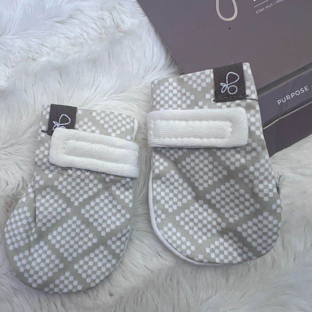 Goumikids Soft Organic No Scratch Baby Infant Hand Mittens, Preemie, Diamond Dot
